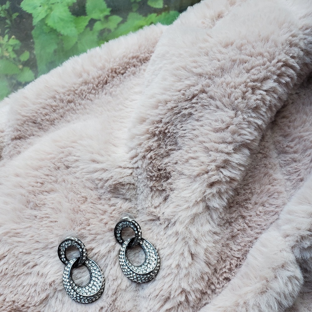 ♻️DONATED ♻️ 💄TAKE IT SALE💋🥂"Vintage Style Drop Earrings